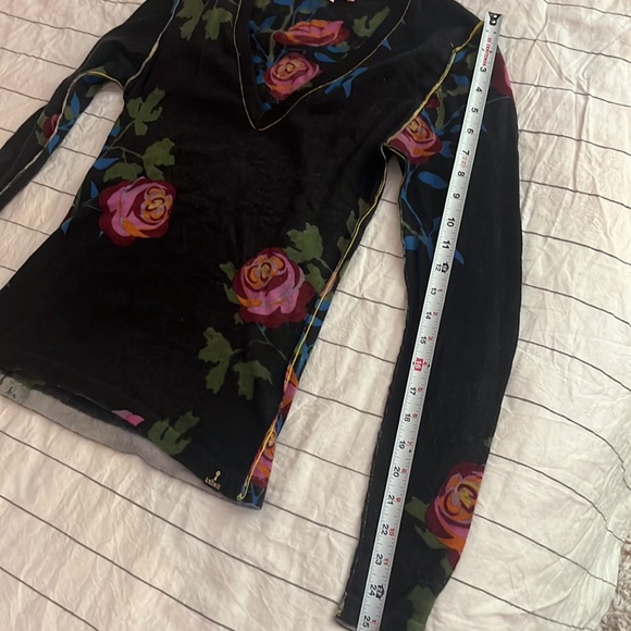 Knitwit 100% Cashmere Rose Blossom V-Neck sweater - Picture 8 of 8